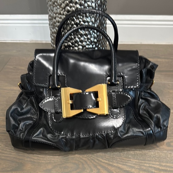 Gucci Elegant Black Leather Handbag with Gold Accents - Picture 1 of 9